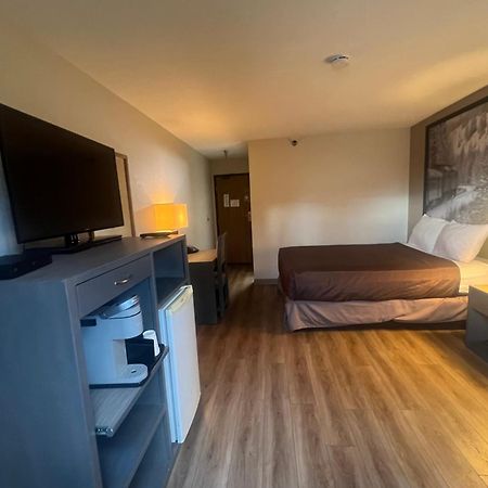Super 8 By Wyndham Salmon Arm Hotel Ngoại thất bức ảnh