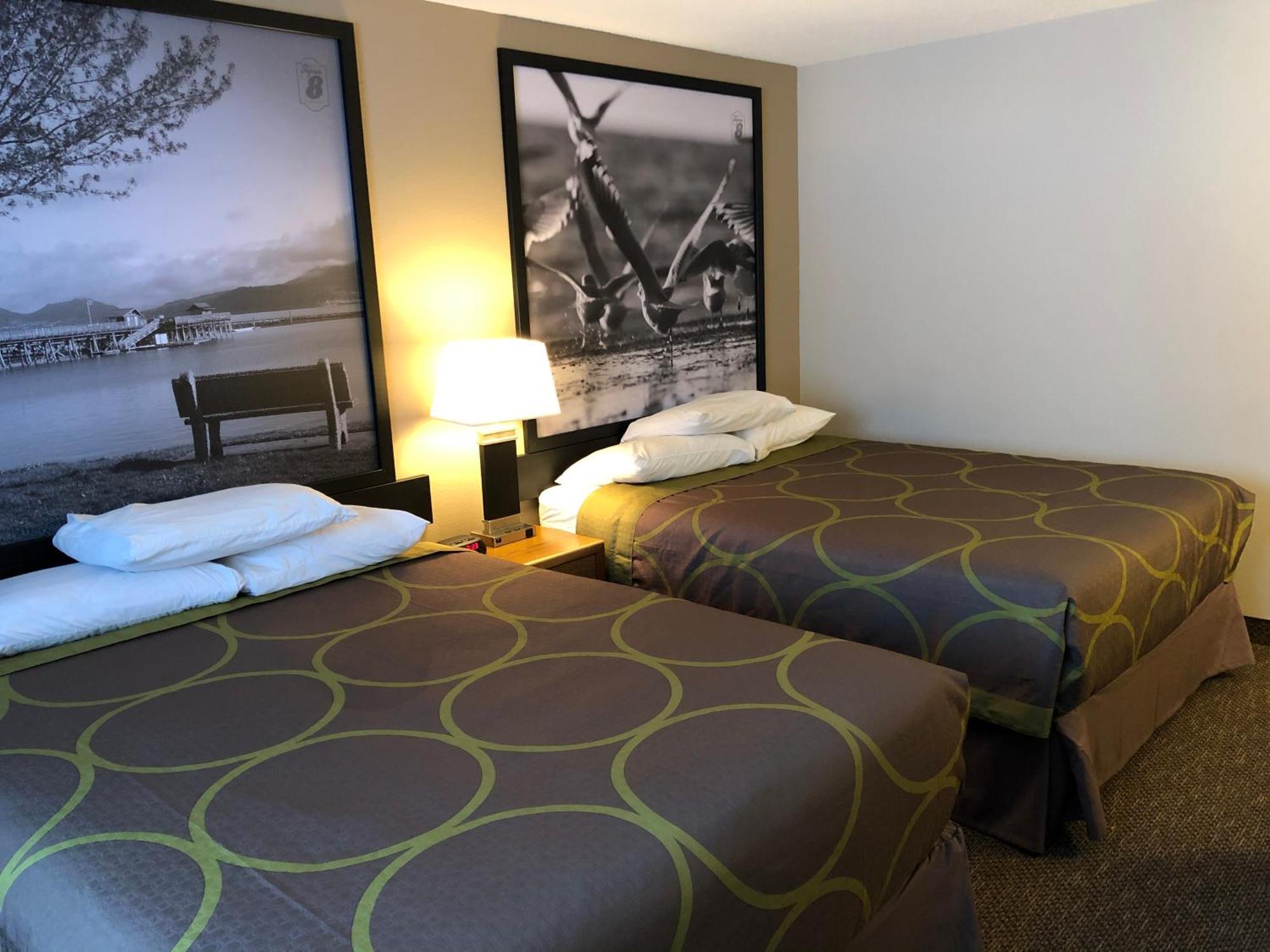 Super 8 By Wyndham Salmon Arm Hotel Ngoại thất bức ảnh