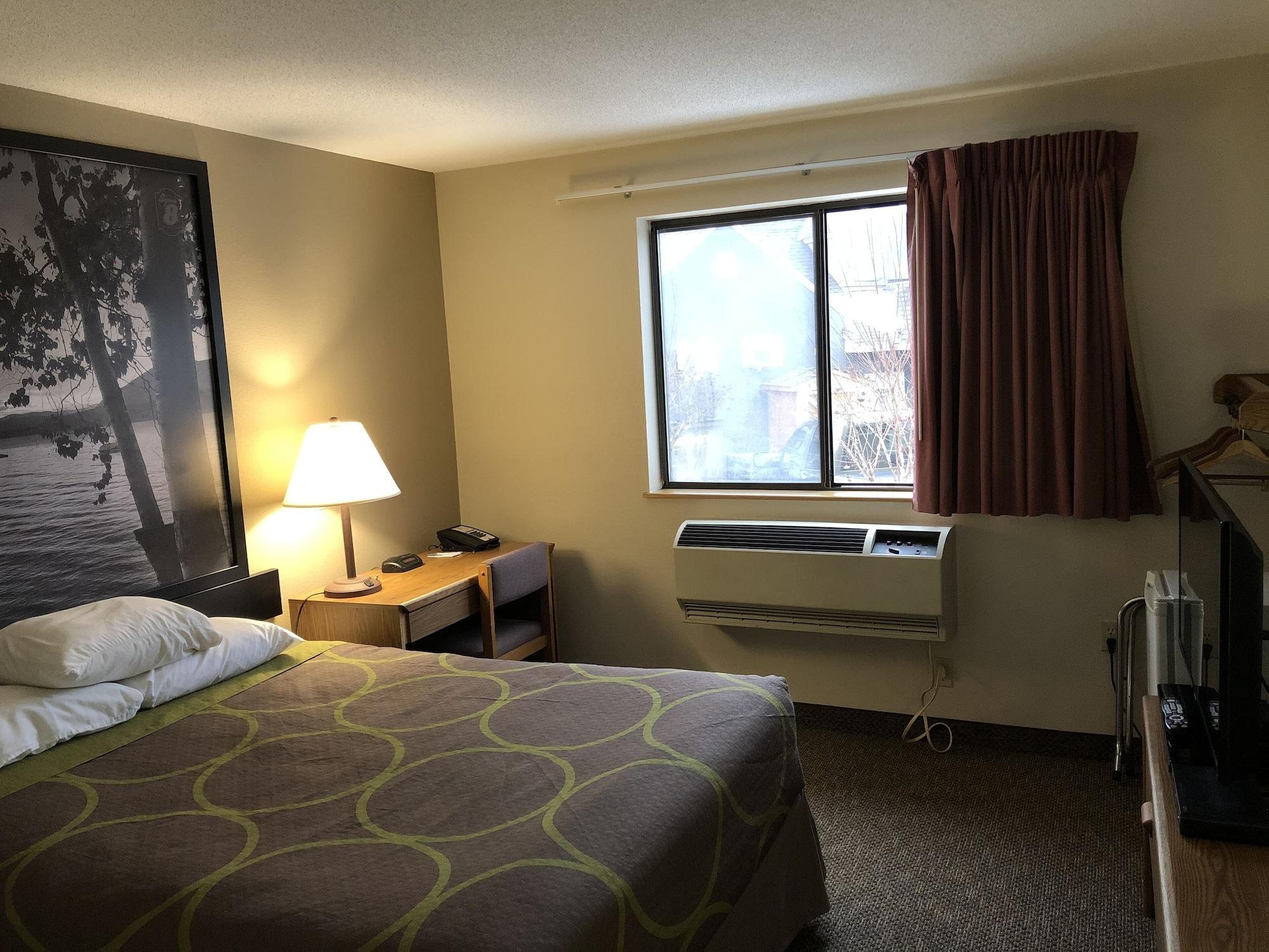 Super 8 By Wyndham Salmon Arm Hotel Ngoại thất bức ảnh