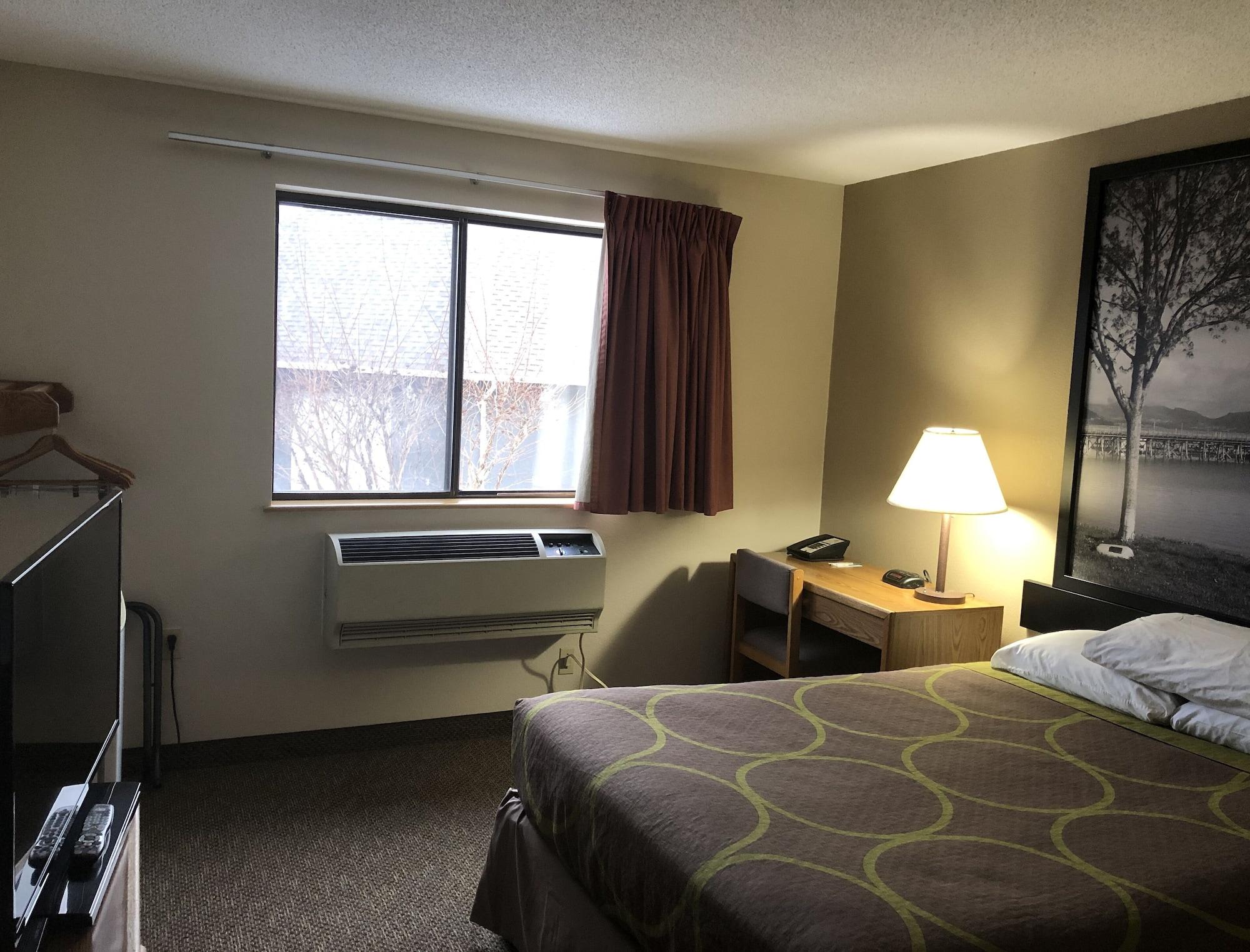 Super 8 By Wyndham Salmon Arm Hotel Ngoại thất bức ảnh