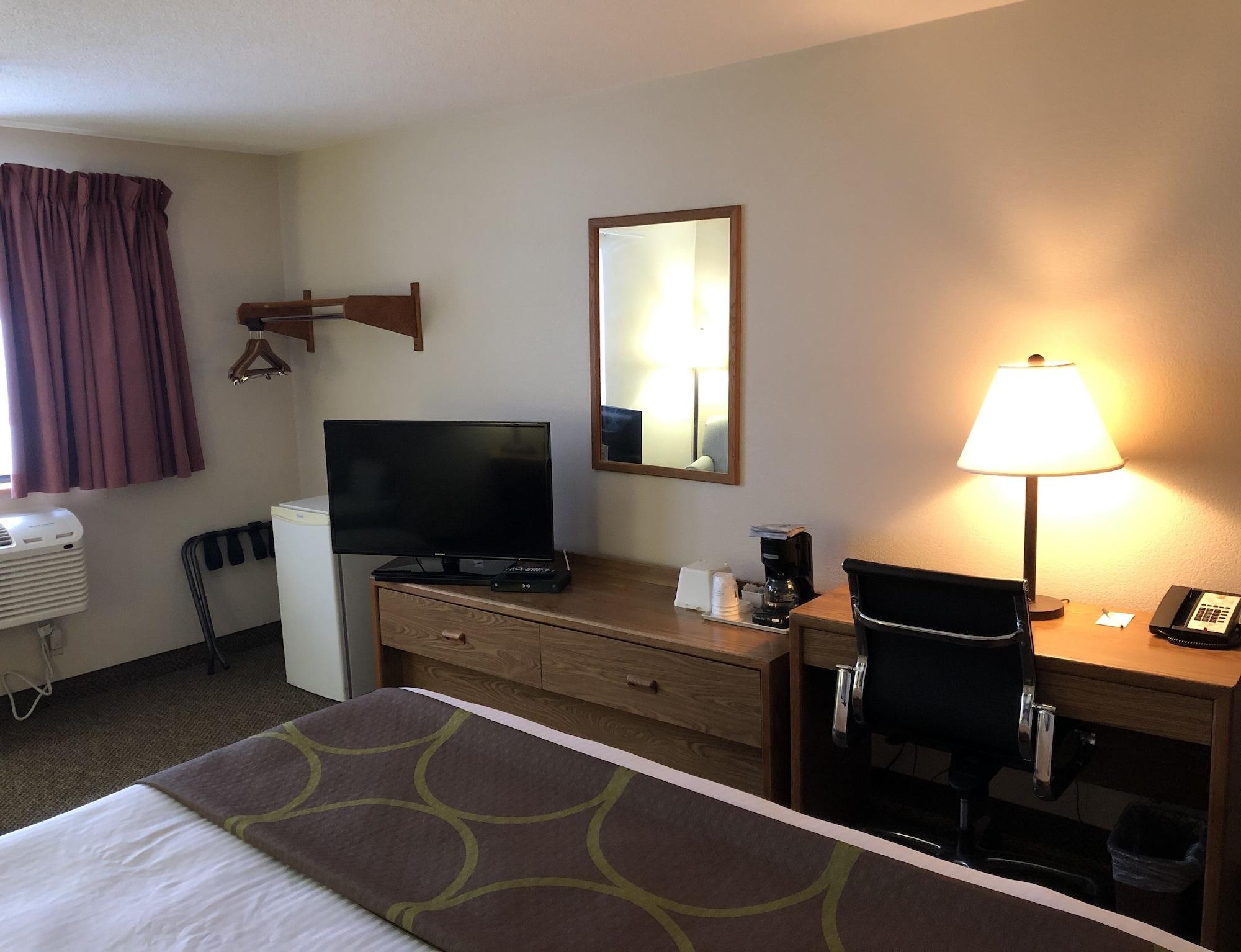 Super 8 By Wyndham Salmon Arm Hotel Ngoại thất bức ảnh