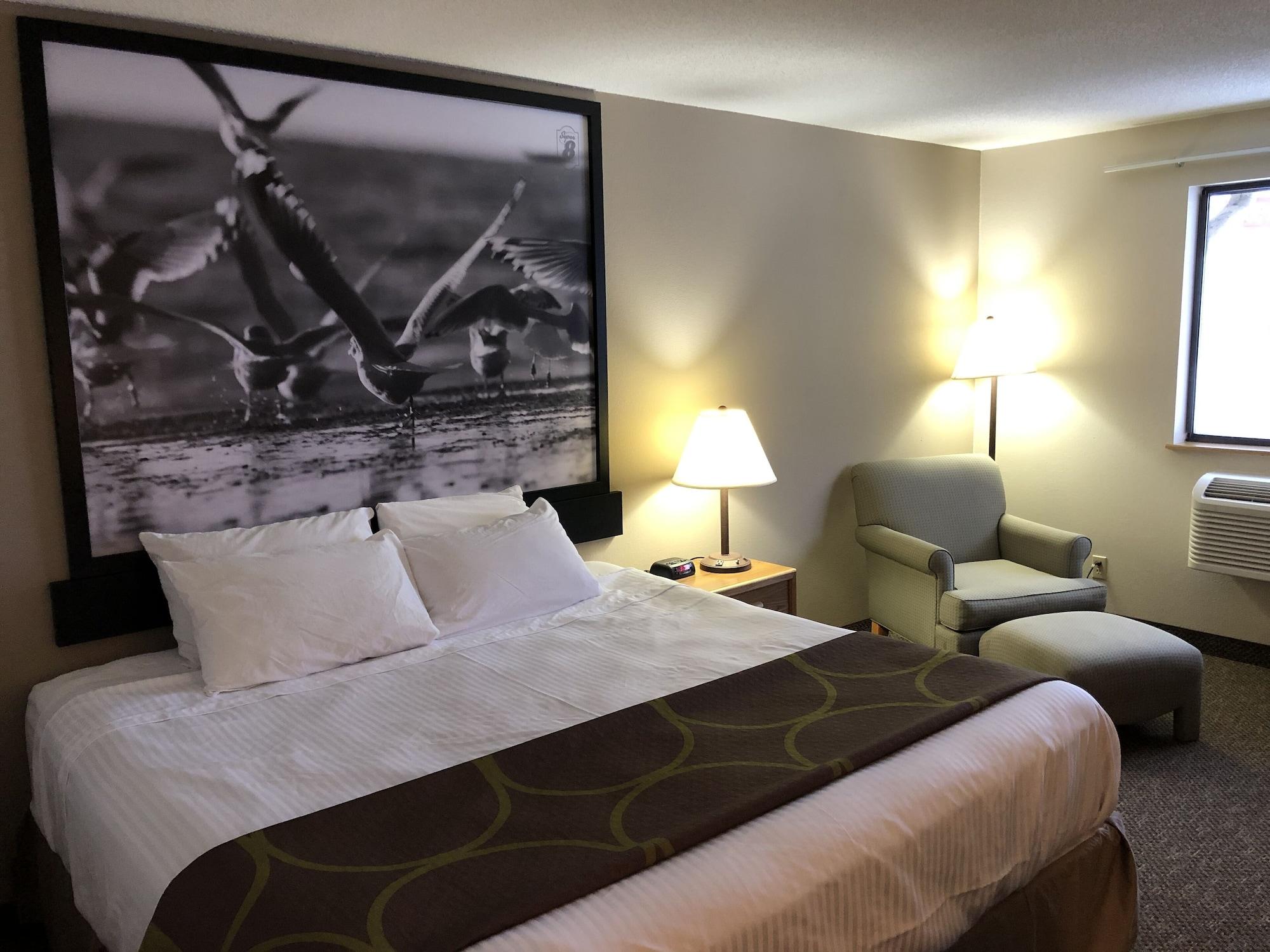 Super 8 By Wyndham Salmon Arm Hotel Ngoại thất bức ảnh