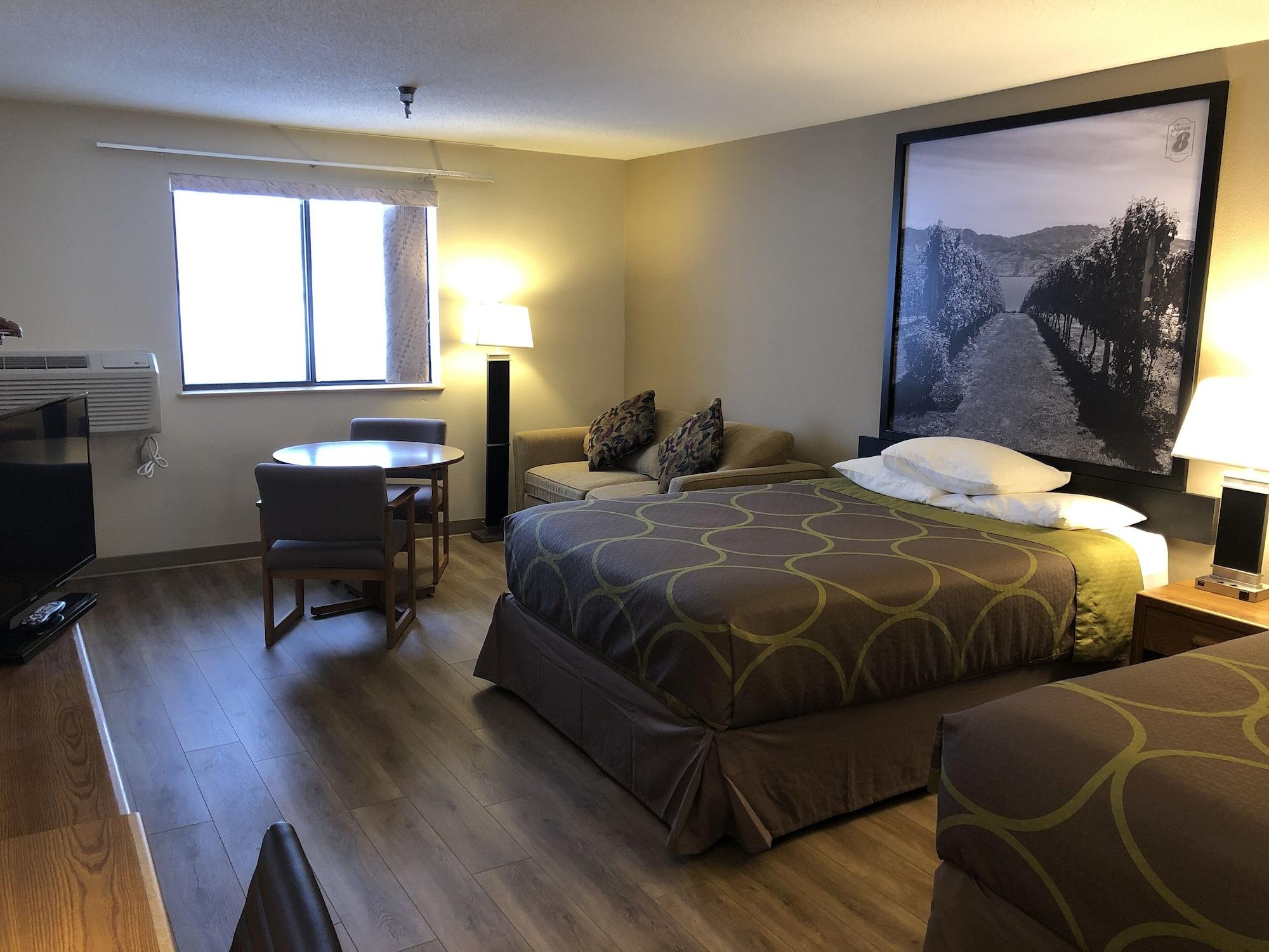 Super 8 By Wyndham Salmon Arm Hotel Ngoại thất bức ảnh