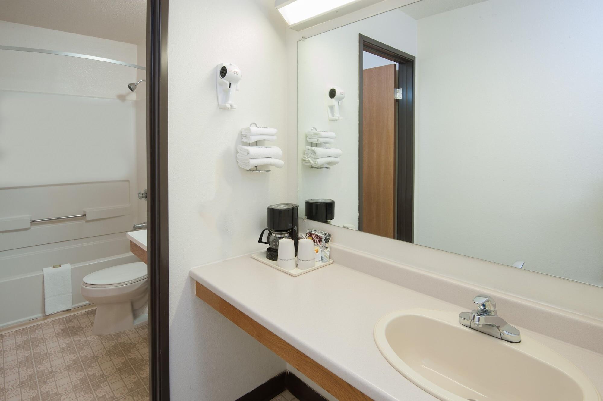 Super 8 By Wyndham Salmon Arm Hotel Ngoại thất bức ảnh