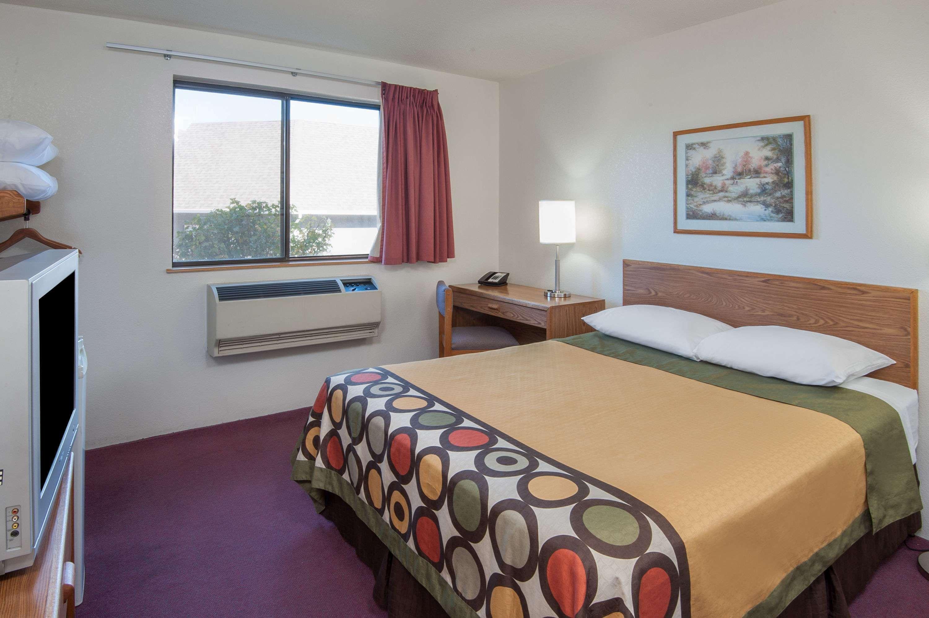 Super 8 By Wyndham Salmon Arm Hotel Ngoại thất bức ảnh