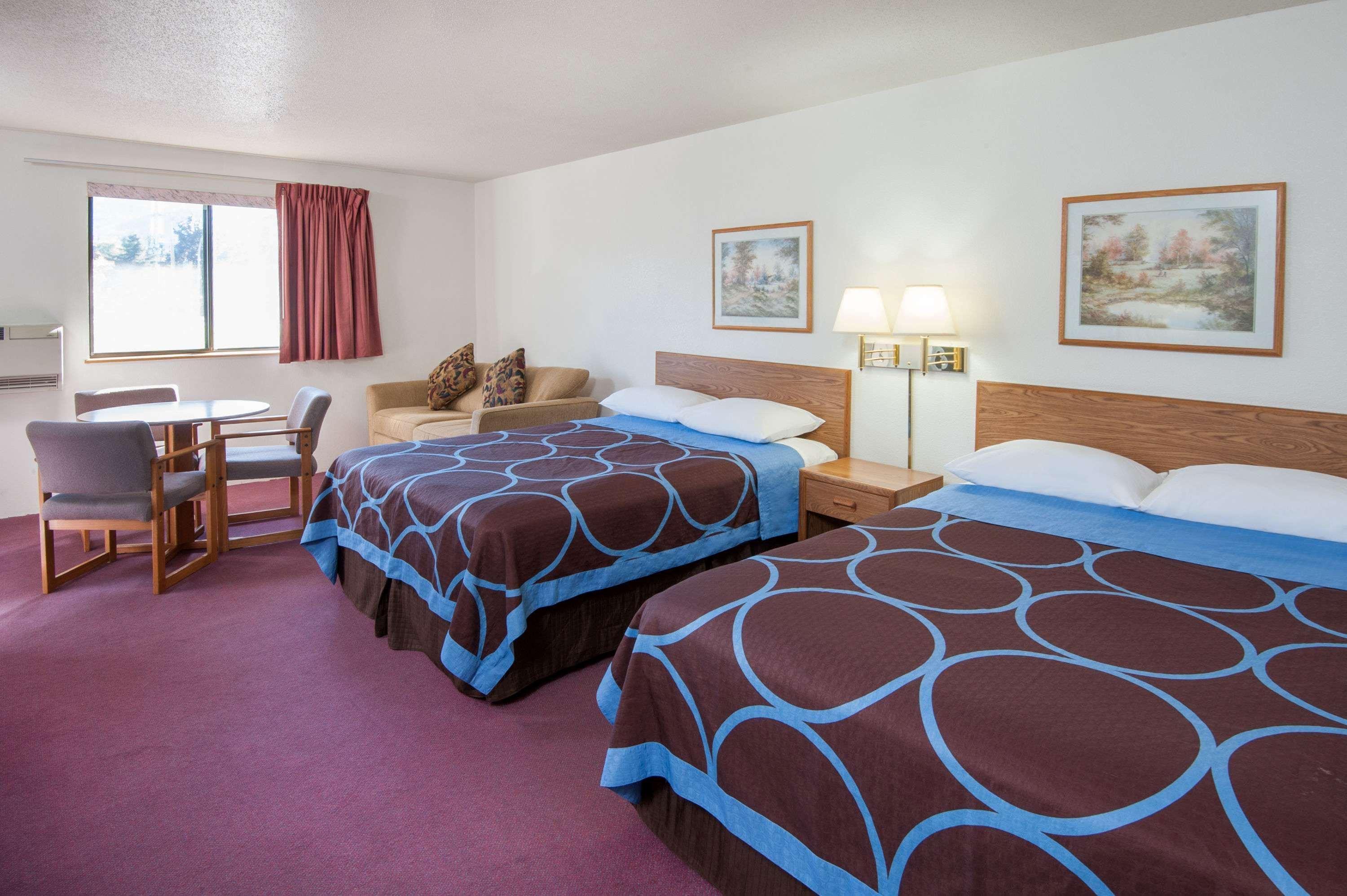 Super 8 By Wyndham Salmon Arm Hotel Ngoại thất bức ảnh