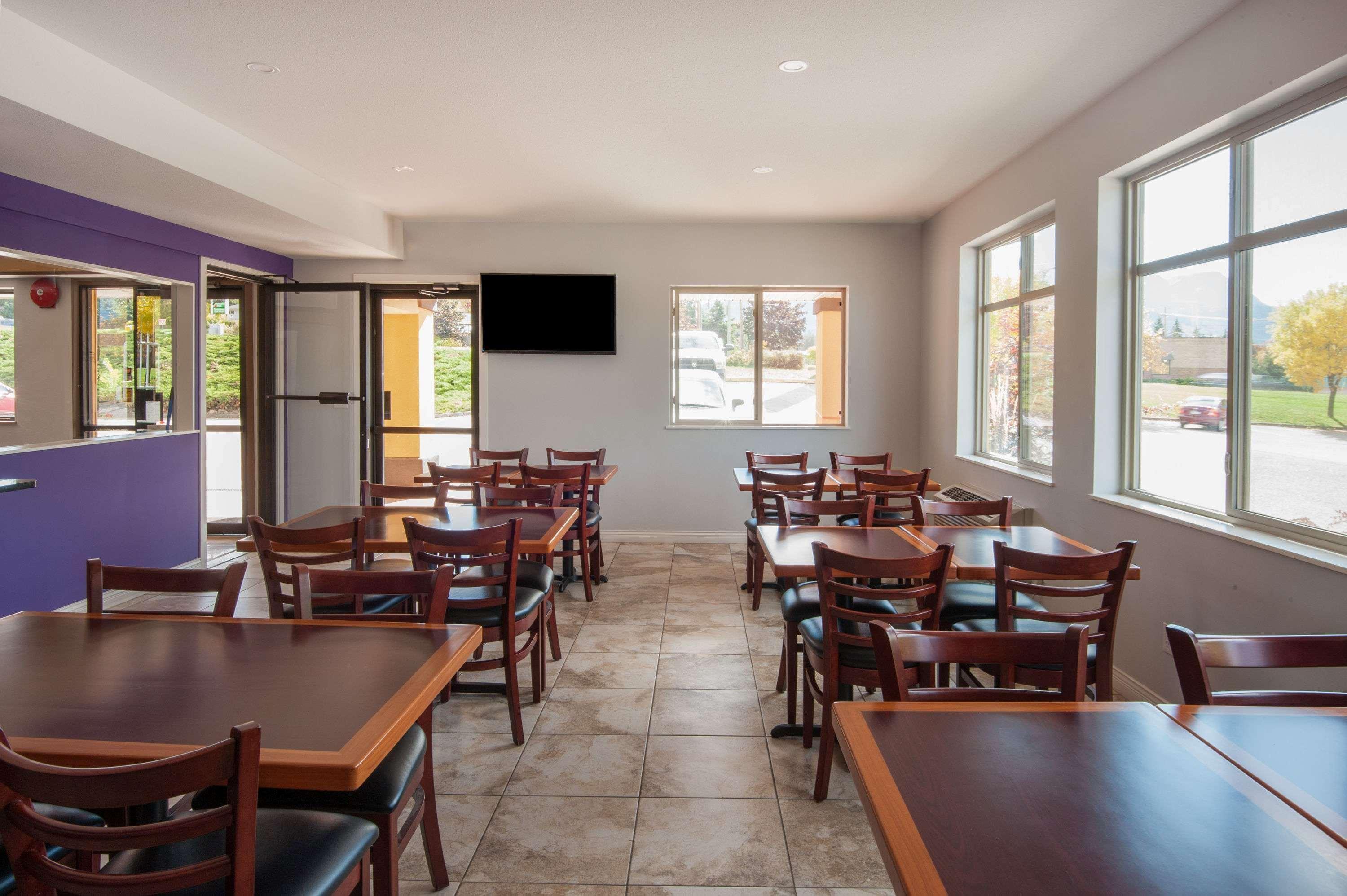 Super 8 By Wyndham Salmon Arm Hotel Ngoại thất bức ảnh