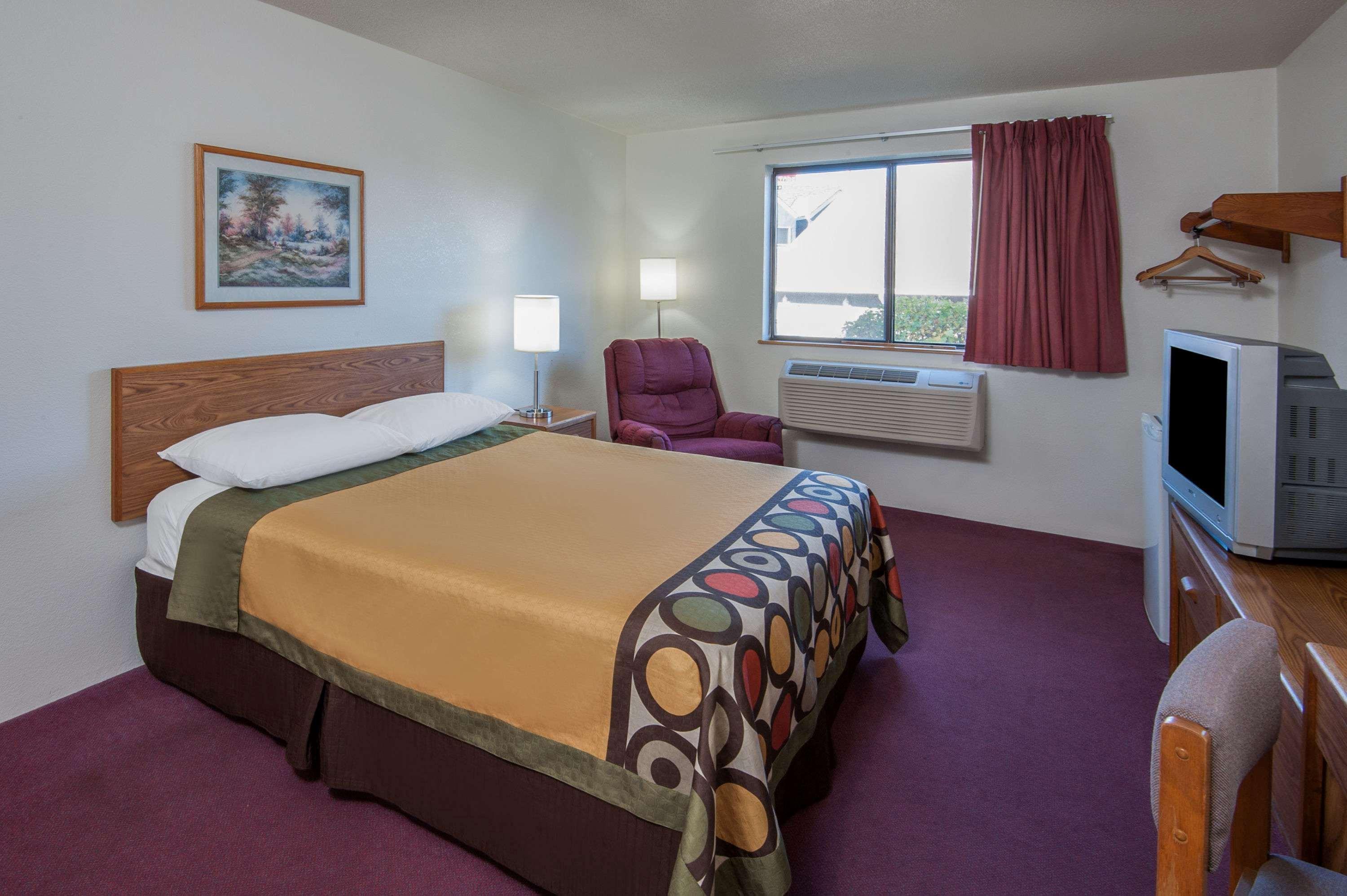 Super 8 By Wyndham Salmon Arm Hotel Ngoại thất bức ảnh