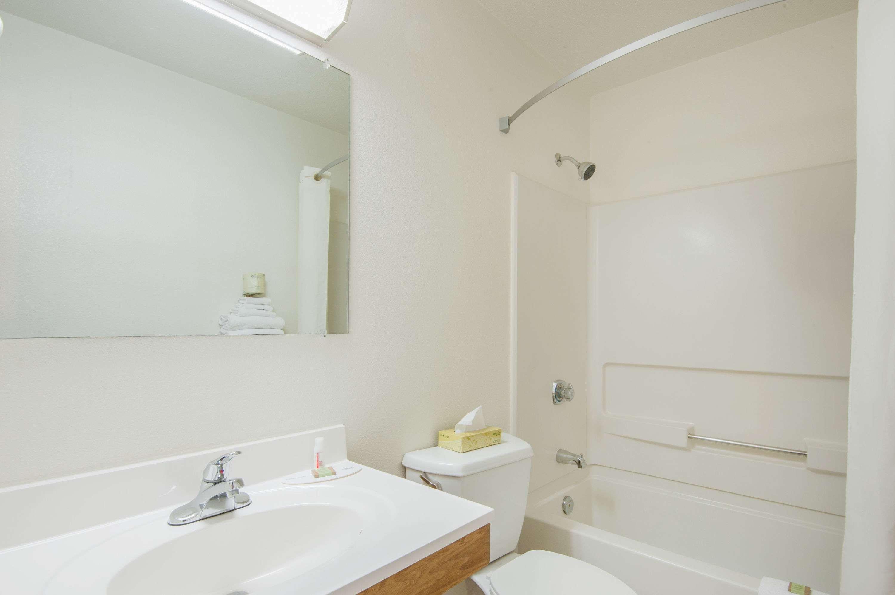 Super 8 By Wyndham Salmon Arm Hotel Ngoại thất bức ảnh