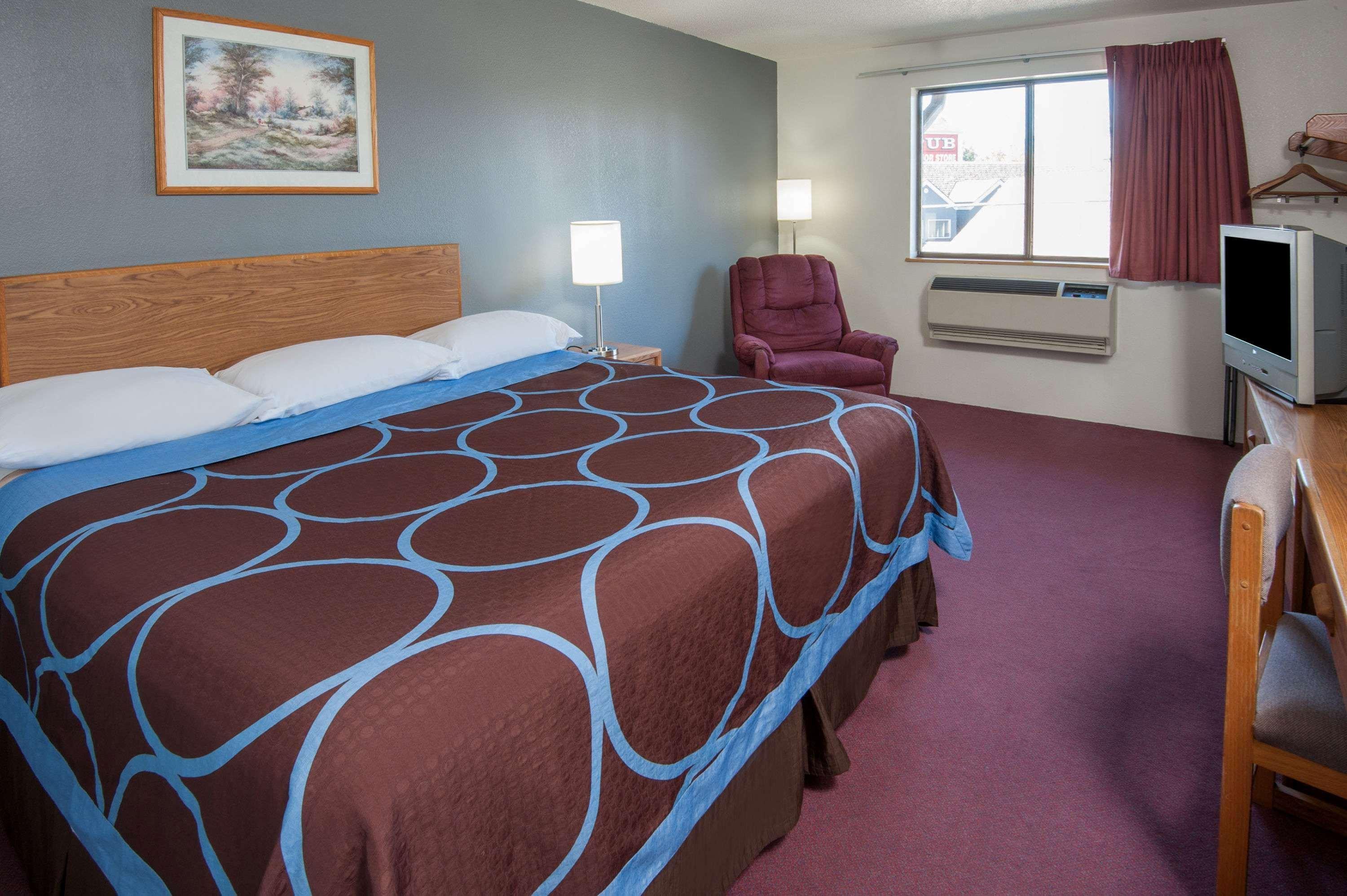 Super 8 By Wyndham Salmon Arm Hotel Ngoại thất bức ảnh