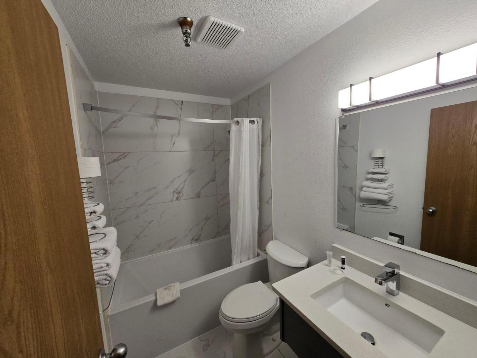 Super 8 By Wyndham Salmon Arm Hotel Ngoại thất bức ảnh