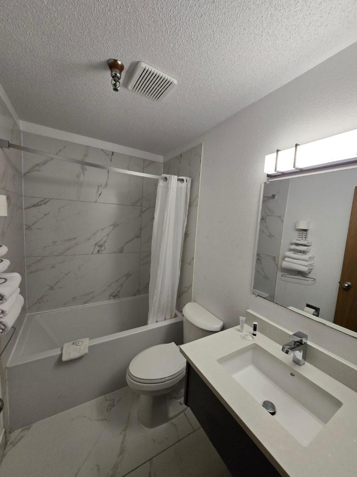 Super 8 By Wyndham Salmon Arm Hotel Ngoại thất bức ảnh