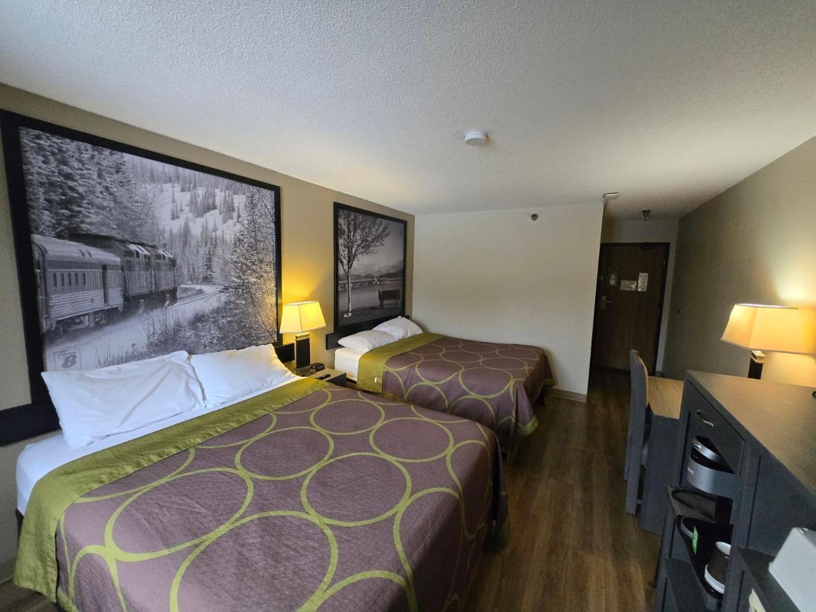 Super 8 By Wyndham Salmon Arm Hotel Ngoại thất bức ảnh
