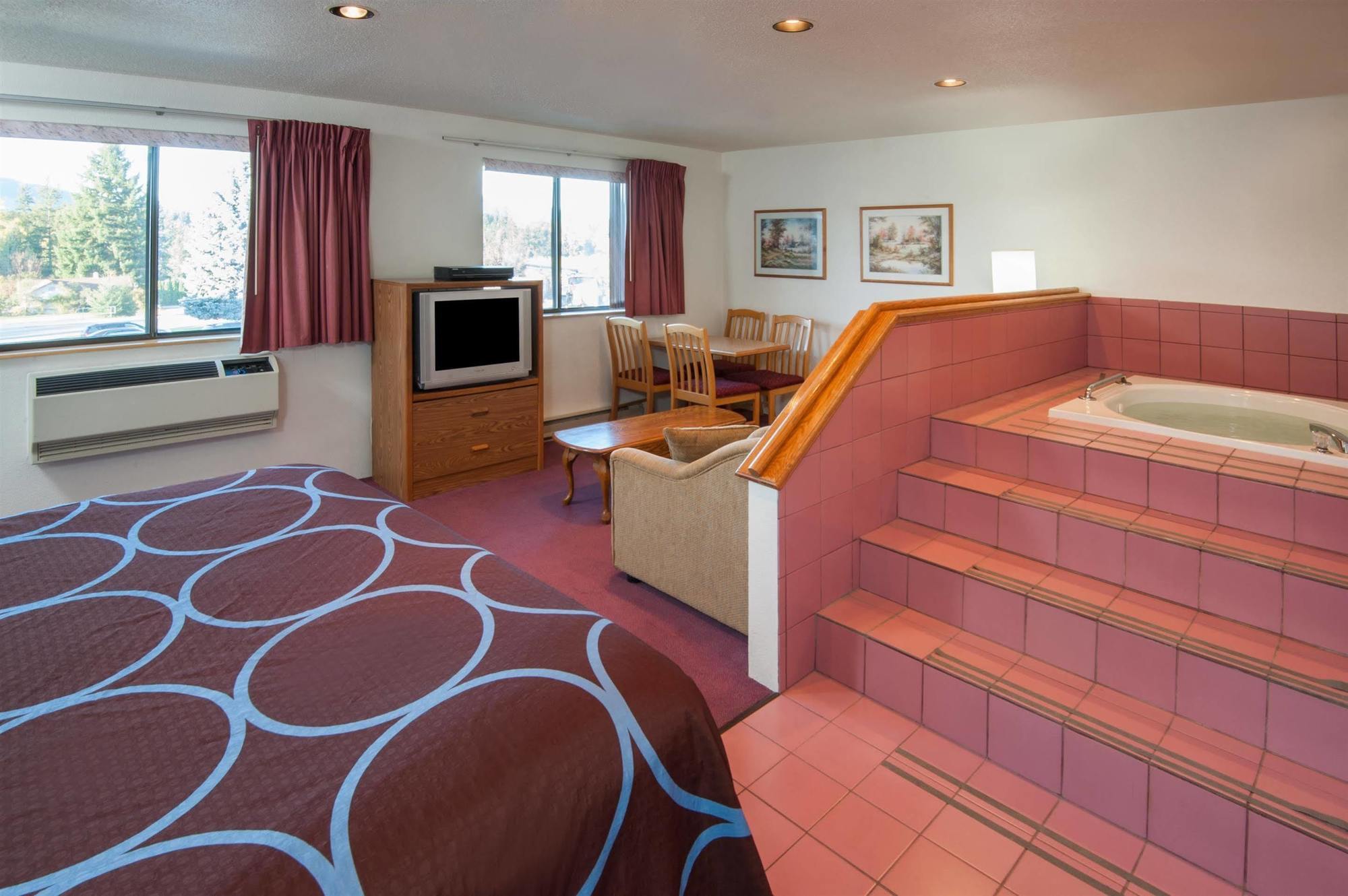Super 8 By Wyndham Salmon Arm Hotel Ngoại thất bức ảnh