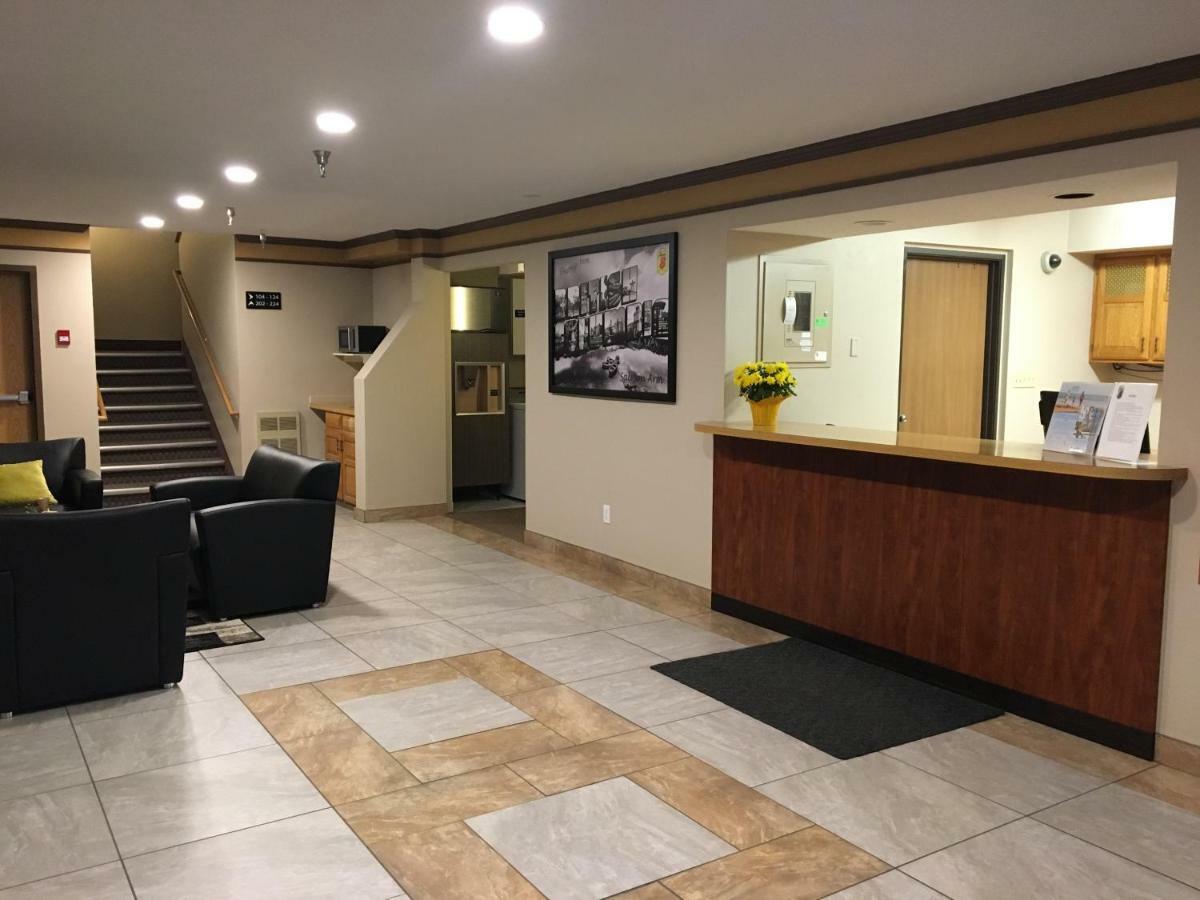 Super 8 By Wyndham Salmon Arm Hotel Ngoại thất bức ảnh